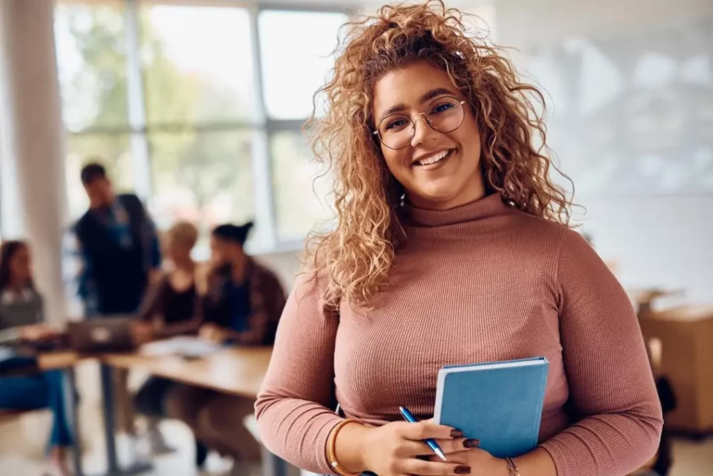 Estudante de nutrição sorrindo em sala de aula